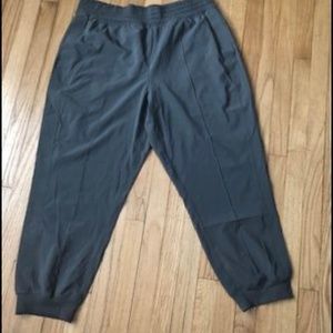 Lululemon cropped wanderer jogger